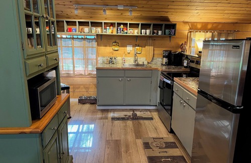 Prunedale Cabina | The Lodge at Tangled Oaks, a superbly converted barn on 6 acres on Monterey Bay.