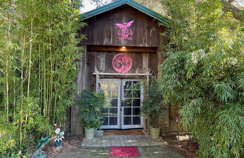 Prunedale Cabina | The Lodge at Tangled Oaks, a superbly converted barn on 6 acres on Monterey Bay.