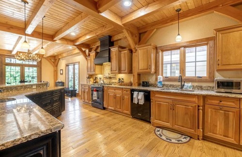 Foscoe Casa | The Lodge at Twin Rivers--- Two Outdoor Fire-Pits, Large open area for 16 guests, Hot Tub, Pet Fr...