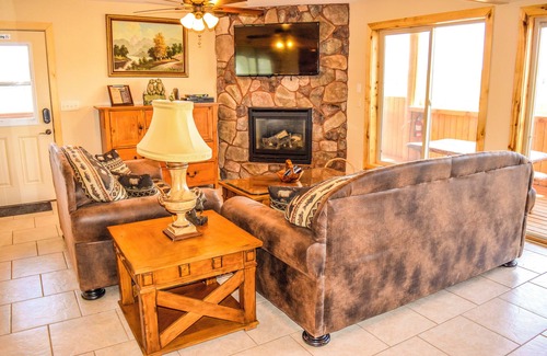 Meadow View Heights Apartamento | The Lodge at Duck Creek: BEAR'S DEN SUITE