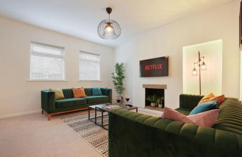 Handsworth Casa | The Lodge - comfortable, stylish, 3 bedroom home with 3-6 beds near Utilita Arena - free parking