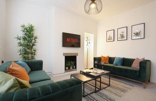 Handsworth Casa | The Lodge - comfortable, stylish, 3 bedroom home with 3-6 beds near Utilita Arena - free parking