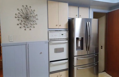 South Euclid Casa | The Lodge-Cozy 3 BdRm home w/step-in shower close to CCF/UH, universities n more