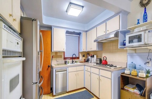 South Euclid Casa | The Lodge-Cozy 3 BdRm home w/step-in shower close to CCF/UH, universities n more