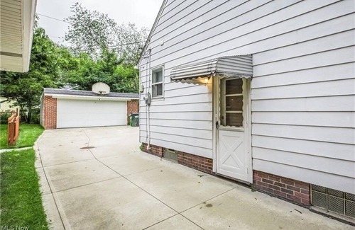 South Euclid Casa | The Lodge-Cozy 3 BdRm home w/step-in shower close to CCF/UH, universities n more