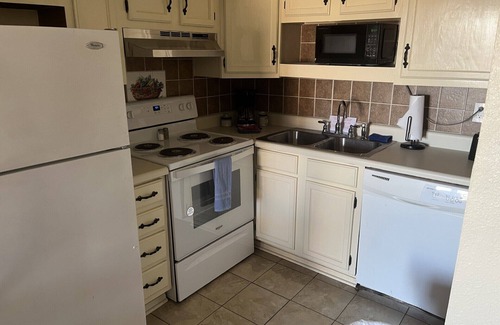 Runaway Bay Condominio | THE LODGE. Hotel suite, fitness room, Pool. In Runaway Bay on Lake Bridgeport
