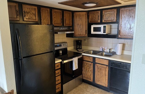 Runaway Bay Condominio | THE LODGE. Hotel suite, fitness room, Pool. In Runaway Bay on Lake Bridgeport