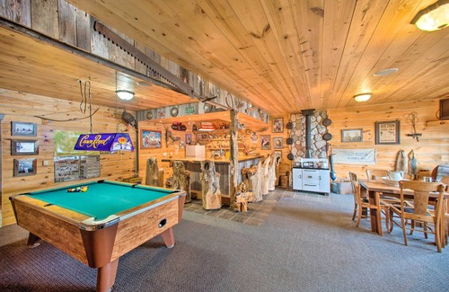 Putnam County Cabina | ‘The Lodge’ in Powersville w/ Game Room & Fire Pit