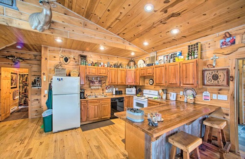 Putnam County Cabina | ‘The Lodge’ in Powersville w/ Game Room & Fire Pit