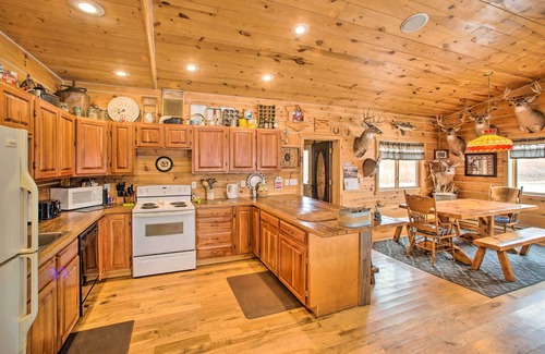 Putnam County Cabina | ‘The Lodge’ in Powersville w/ Game Room & Fire Pit