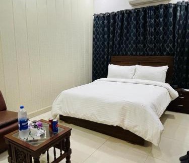 PECHS Hotel | The Lodge Inn