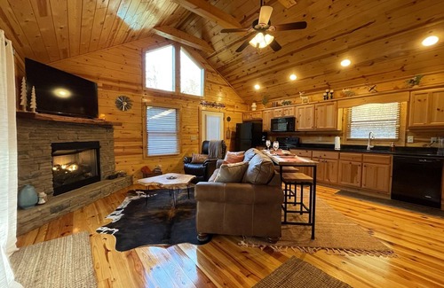 Unaka Cabina | ★ The LODGE ★ No Clean Fee ★ Private Retreat w/ Adjustable KING Bed