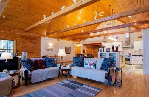 Minocqua Casa | The lodge on Big crawling stone lake