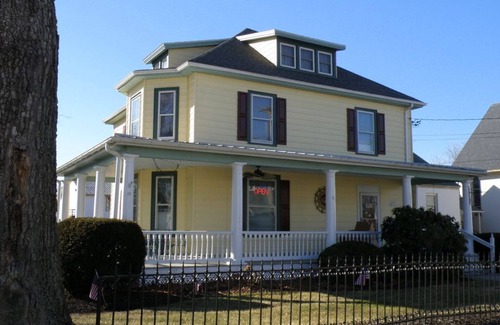Rock Hall Apartamento | The Lodge on Main Street, un apartamento victoriano, ¡a pie de todo!