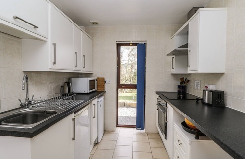 Dol-y-Gaer Cabaña | THE LODGE, pet friendly, with hot tub in Pontsticill