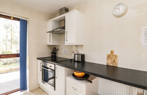 Dol-y-Gaer Cabaña | THE LODGE, pet friendly, with hot tub in Pontsticill