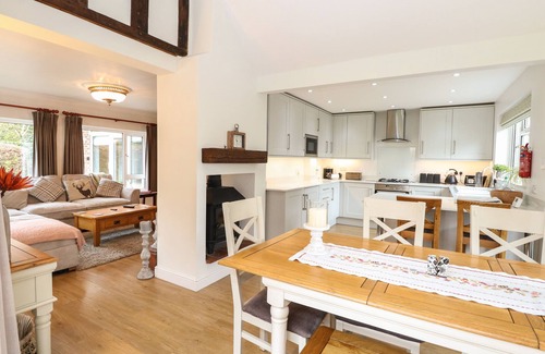 Wroxham Cabaña | THE LODGE, pet friendly, with open fire in Hoveton & Wroxham