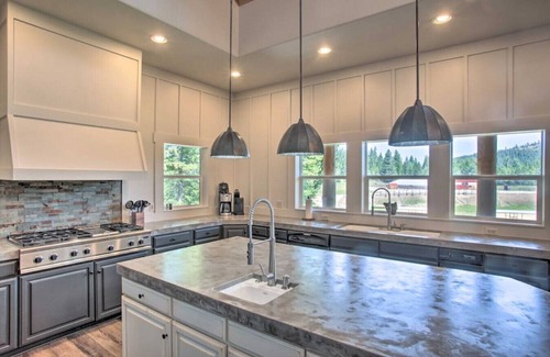 Bonner County Casa | The Lodge · Secluded Lodge with Mountain Views and Hot Tub