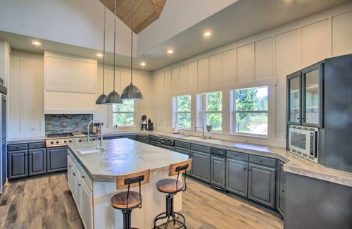 Bonner County Casa | The Lodge · Secluded Lodge with Mountain Views and Hot Tub