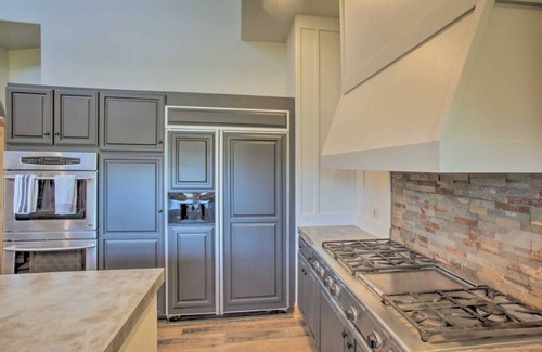 Bonner County Casa | The Lodge · Secluded Lodge with Mountain Views and Hot Tub