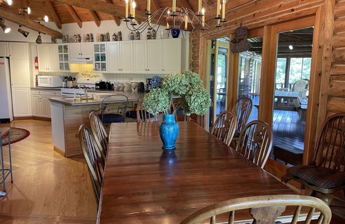 Maryland Casa | The Lodge, Unique log cabin, private lake, near Dreams Park + All Star Village