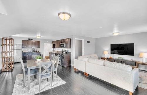 Middlebury Casa | The Loft 3BR Apartment with Scenic Deck