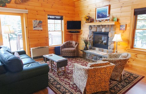 Rangeley Cabaña | The Loft - a getaway for skiers and snowmobilers