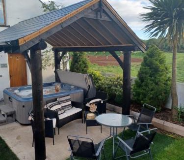 Coleraine Apartamento | The Loft at Rock Cottage with hot tub