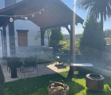 Coleraine Apartamento | The Loft at Rock Cottage with hot tub