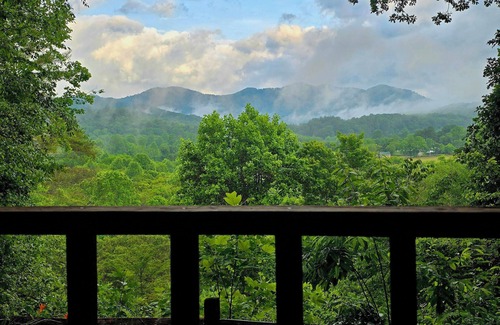 Franklin Cabina | The Loft: Cabin Getaway w/Covered Porch & Stunning Mountain Views
