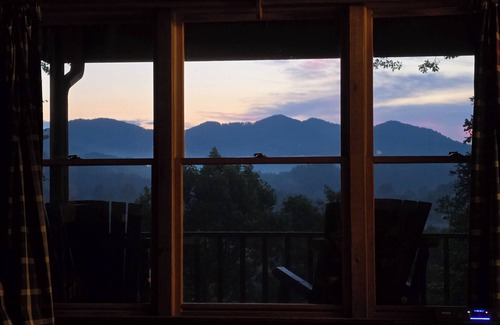 Franklin Cabina | The Loft: Cabin Getaway w/Covered Porch & Stunning Mountain Views