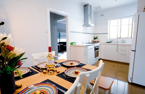 Glenelg North Casa | The Loft Glenelg, Cosy-oasis beachside Entire home, Private fenced backyard