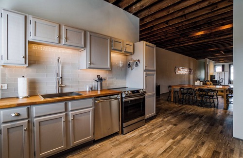 Penn Yan Apartamento | The Loft: Industrial style, second floor, downtown studio apartment