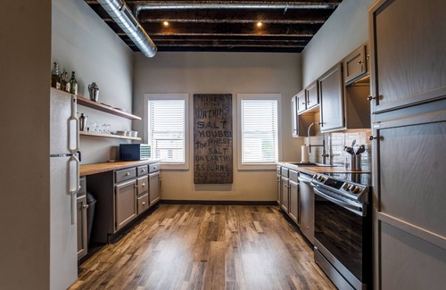 Penn Yan Apartamento | The Loft: Industrial style, second floor, downtown studio apartment