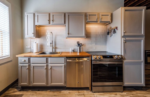 Penn Yan Apartamento | The Loft: Industrial style, second floor, downtown studio apartment