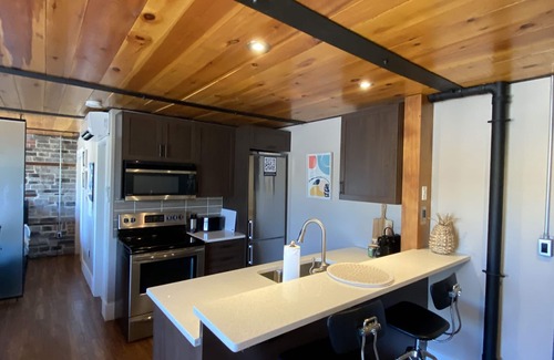 Inner Harbour Apartamento | The Lofts #3 Cozy Downtown Studio Getaway