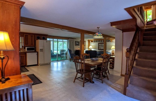 Sanbornton Casa | The Log Cabin on Cawley Pond