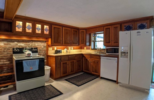 Sanbornton Casa | The Log Cabin on Cawley Pond