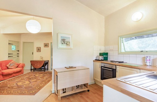 Honiton Cabaña | THE LOG CABIN, pet friendly, character holiday cottage in Sheldon