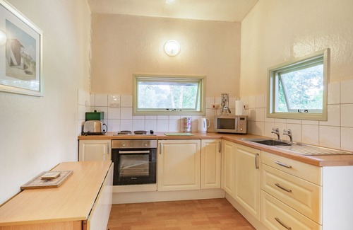Honiton Cabaña | THE LOG CABIN, pet friendly, character holiday cottage in Sheldon