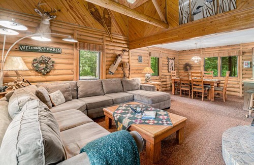 Thompsonville Casa | The Log Cabin
