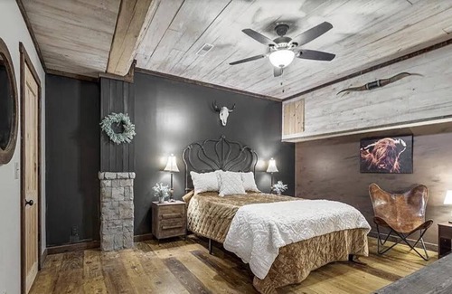 Cottontown Casa | The Log Palace Private Guest Suite
