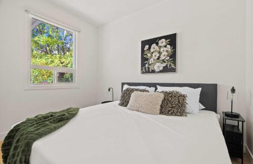 Sunnyside Casa | The Lokal 2 Kings Queen Suite in Sunnyside YYC