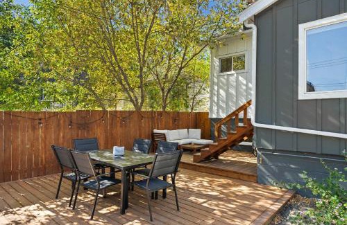 Sunnyside Casa | The Lokal 2 Kings Queen Suite in Sunnyside YYC