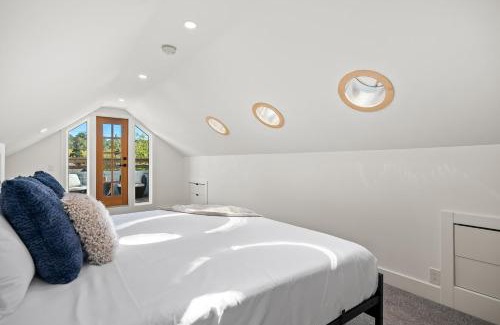 Sunnyside Casa | The Lokal 2 Kings Queen Suite in Sunnyside YYC