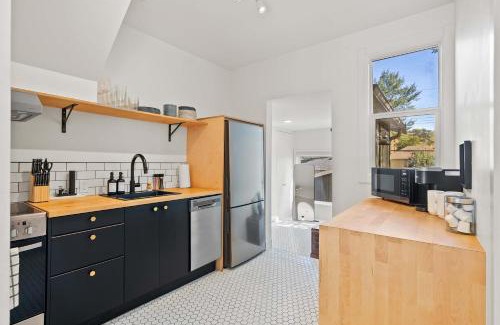 Sunnyside Casa | The Lokal 2 Kings Queen Suite in Sunnyside YYC