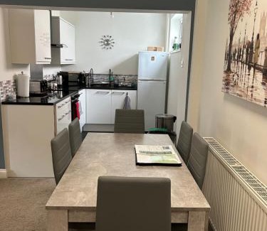 Chesterfield Apartamento | The Long Hall 2 bed ground floor annexed apartment - sleeps 6
