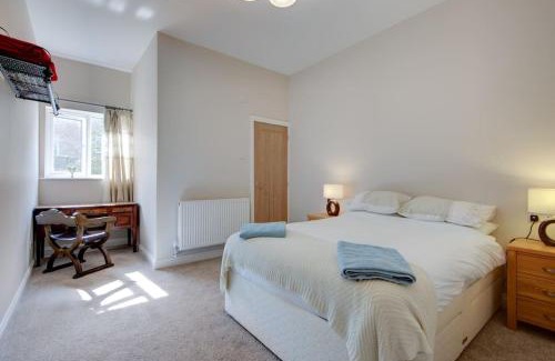 Chesterfield Apartamento | The Long Hall 2 bed ground floor annexed apartment - sleeps 6