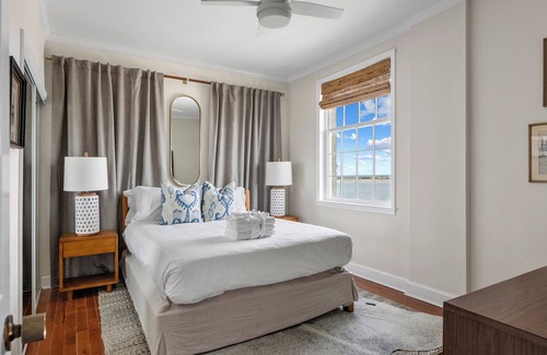 South of Broad Apartamento | The Lookout- 1bd/1ba w. Stunning Water Views!