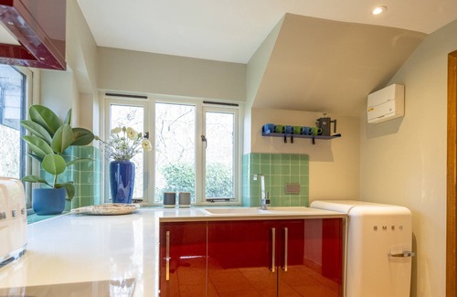 Knowl Hill Casa | The Lookout - 2 beds, private garden & parking